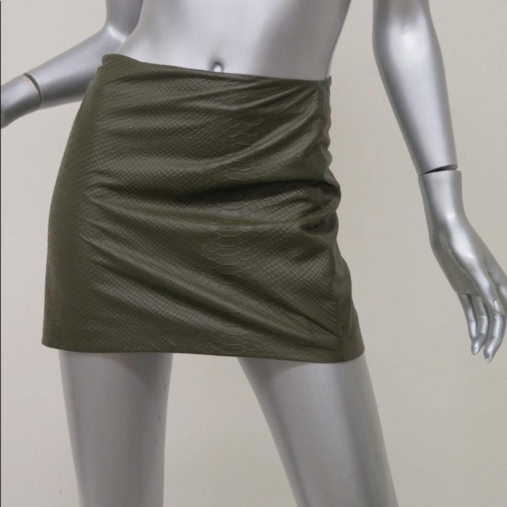 ALICE + OLIVIA Neville Snake-Print Leather Mini Skirt Army Green💚